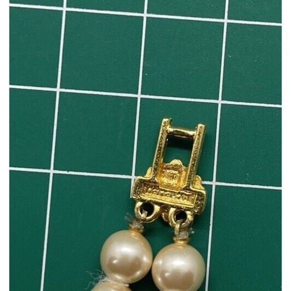 Vintage Richelieu Faux Pearl 2 Strand  Bracelet Gold Tone Chain Signed 7 Inch - Picture 6 of 15